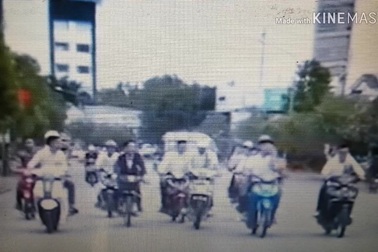 Nhóm thanh niên đầu trần "bốc đầu" xe máy ở Bạc Liêu