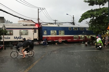 Suýt xảy ra thảm hoạ đường sắt trong cơn mưa trái mùa chiều mùng 6 Tết