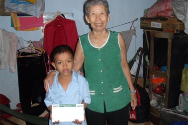 Trao 2 triệu đồng cho “Cháu bé lượm ve chai nuôi mơ ước đến trường”