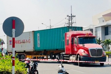 Lọt vào "điểm mù" xe container, một phụ nữ chết thảm