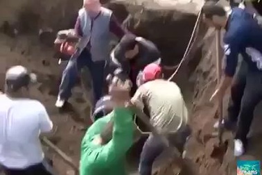 “Anh hùng nhí” xả thân cứu em bé bị mắc kẹt dưới giếng