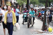 TPHCM: Quyết lấy lại vỉa hè và kêu gọi người dân đi bộ