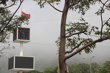 Sương mù bao phủ trung tâm thành phố Quy Nhơn giữa trưa