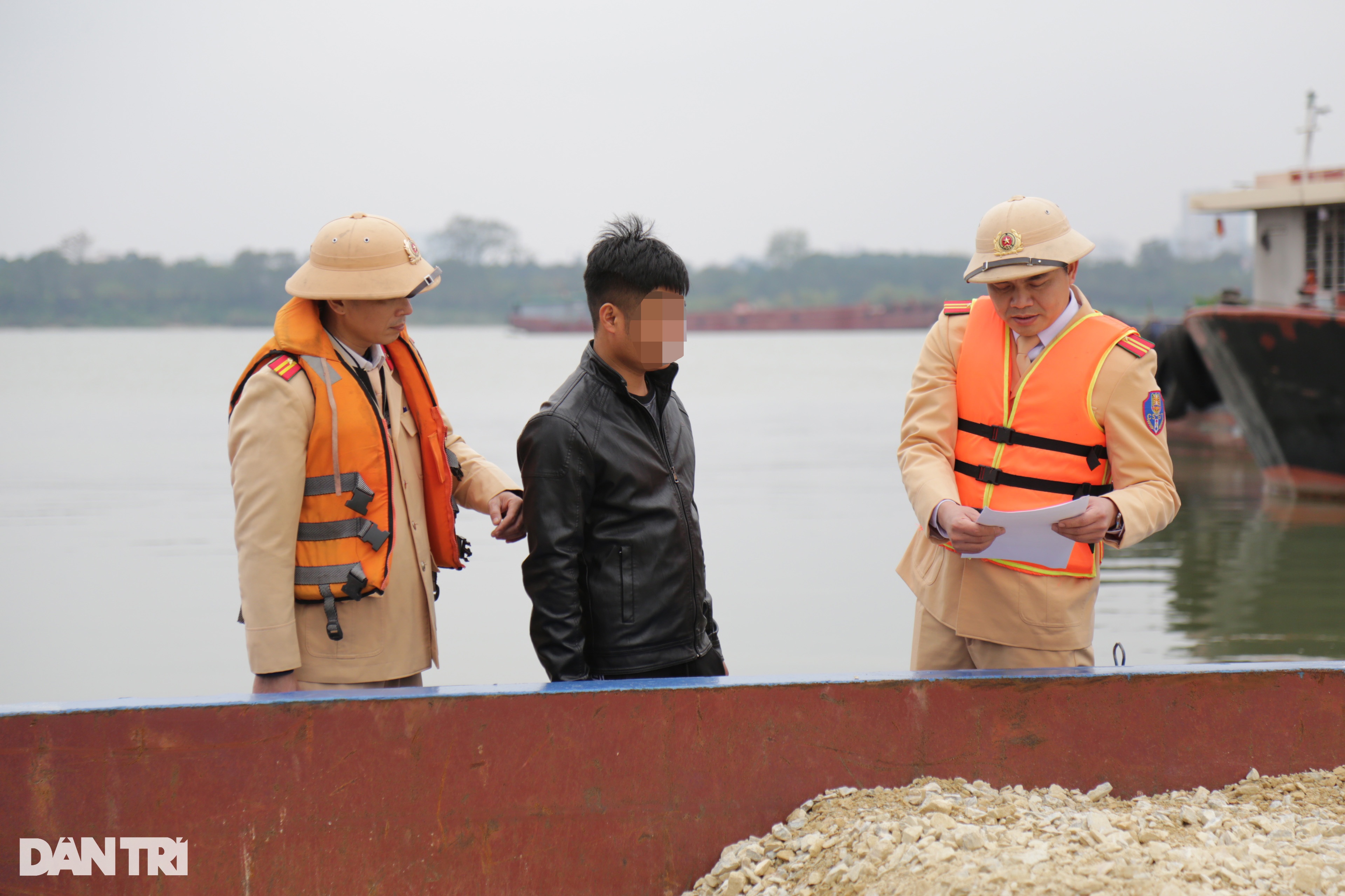 CSGT Hà Nội kiểm tra nồng độ cồn người lái tàu trên sông Hồng - 4