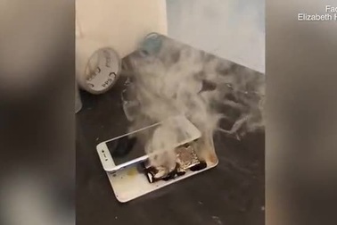 Sốc clip khoảnh khắc smartphone bốc cháy và phát nổ khi đang cắm sạc