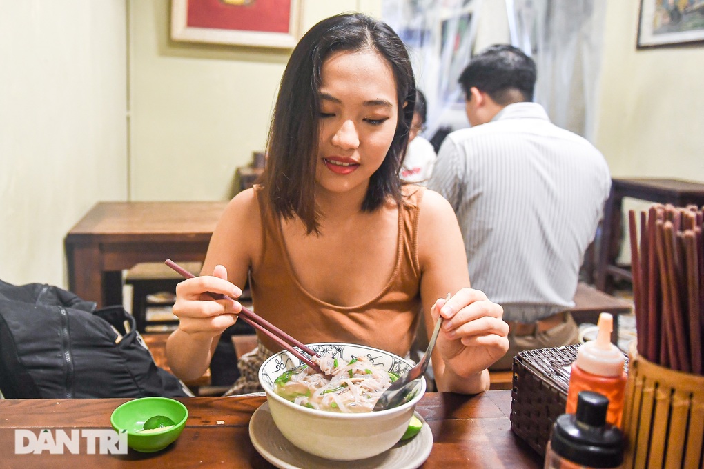 Quán phở đỏ độc lạ ở Hà Nội, ông chủ kì công học công thức từ Hà Giang - 10 Quán phở đỏ độc lạ ở Hà Nội, ông chủ kì công học công thức từ Hà Giang - 10