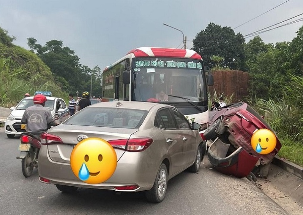 Kinh hoàng khoảnh khắc xe khách vượt ẩu gây tai nạn liên hoàn nghiêm trọng - 1 Kinh hoàng khoảnh khắc xe khách vượt ẩu gây tai nạn liên hoàn nghiêm trọng - 1