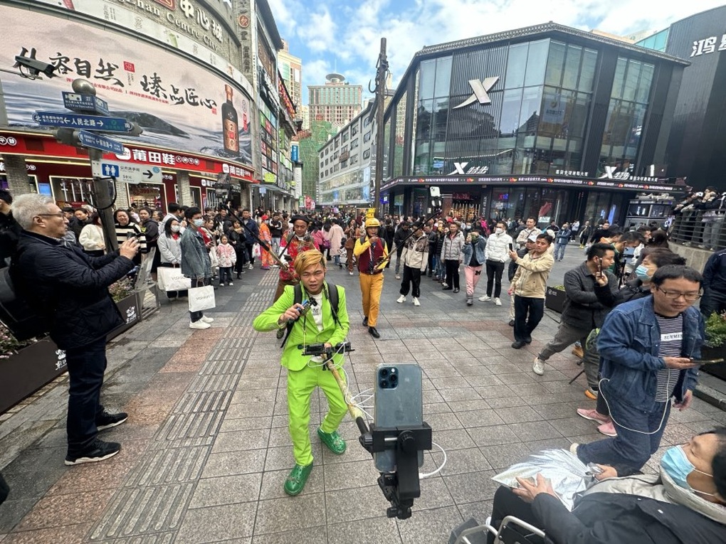 Ôm mộng làm giàu, giới trẻ Trung Quốc đổ xô đến thiên đường livestream - 3