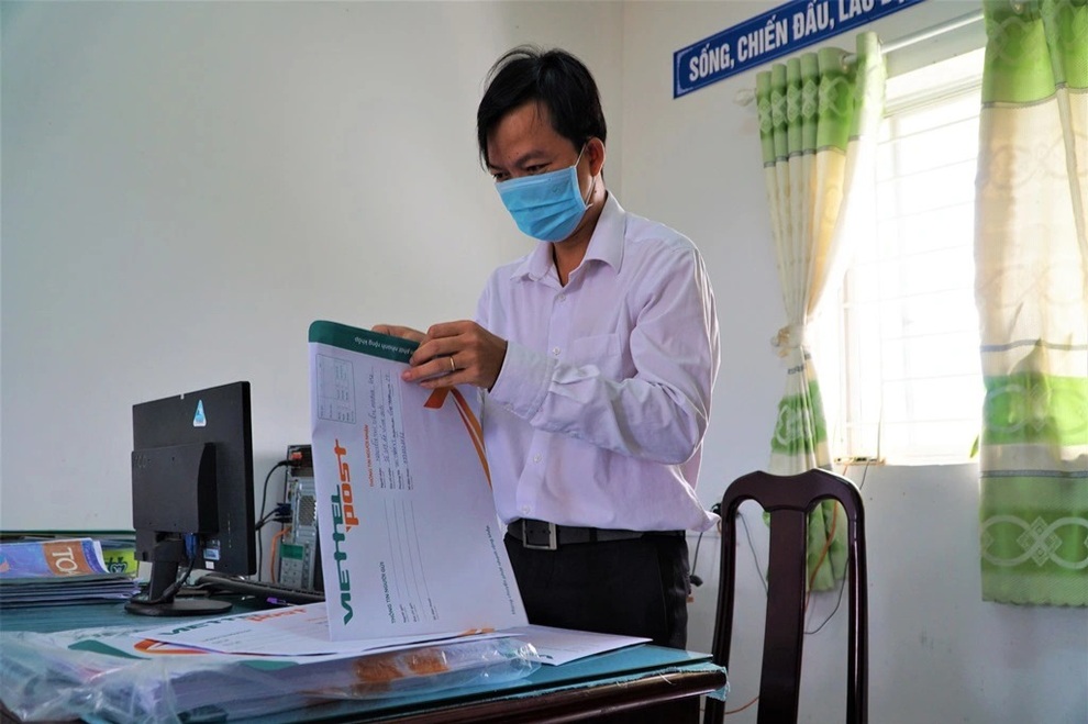 Thầy, cô băng đồng, vượt sông ship chữ cho học trò - 5 Thầy, cô băng đồng, vượt sông ship chữ cho học trò - 5