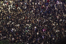 Phố đi bộ TPHCM kẹt cứng trước countdown, người dân mệt mỏi vì "chôn chân"