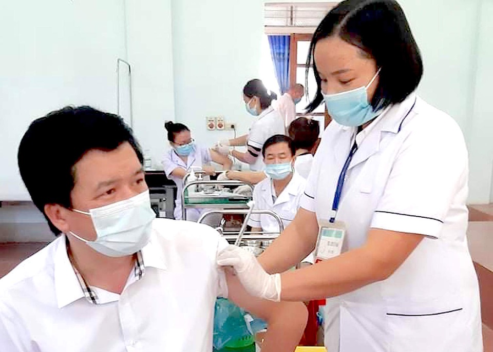 Đến tối 20/4, địa điểm tiêm vắc xin Bệnh viện đa khoa Khu vực Tây Nam (huyện miền núi Con Cuông, Nghệ An) đã có 232 người được tiêm chủng. Đến tối 20/4, địa điểm tiêm vắc xin Bệnh viện đa khoa Khu vực Tây Nam (huyện miền núi Con Cuông, Nghệ An) đã có 232 người được tiêm chủng.