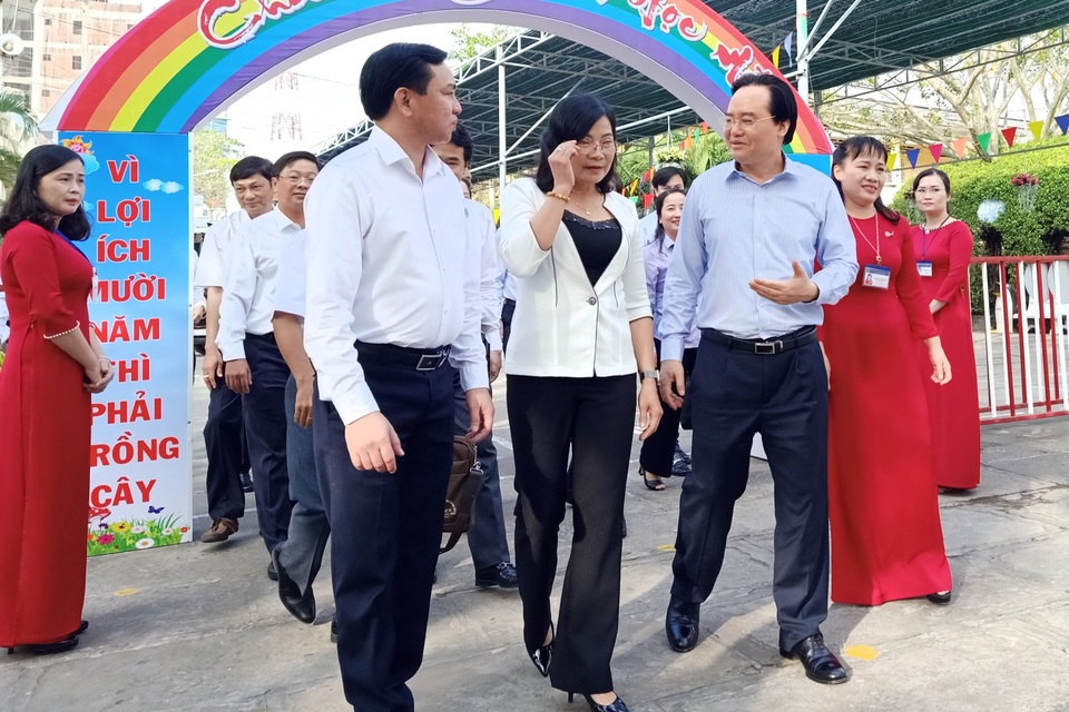 Bộ trưởng GDĐT: Việc chọn sách giáo khoa cần phải đảm bảo công bằng - 1 Bộ trưởng GDĐT: Việc chọn sách giáo khoa cần phải đảm bảo công bằng - 1