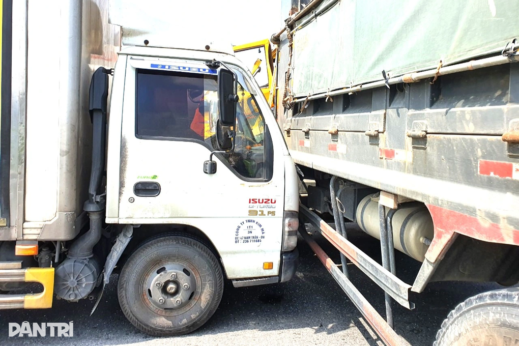 Tai nạn liên hoàn ở Quảng Nam, 5 xe tải dính chùm trên quốc lộ 1 - 2 Tai nạn liên hoàn ở Quảng Nam, 5 xe tải dính chùm trên quốc lộ 1 - 2