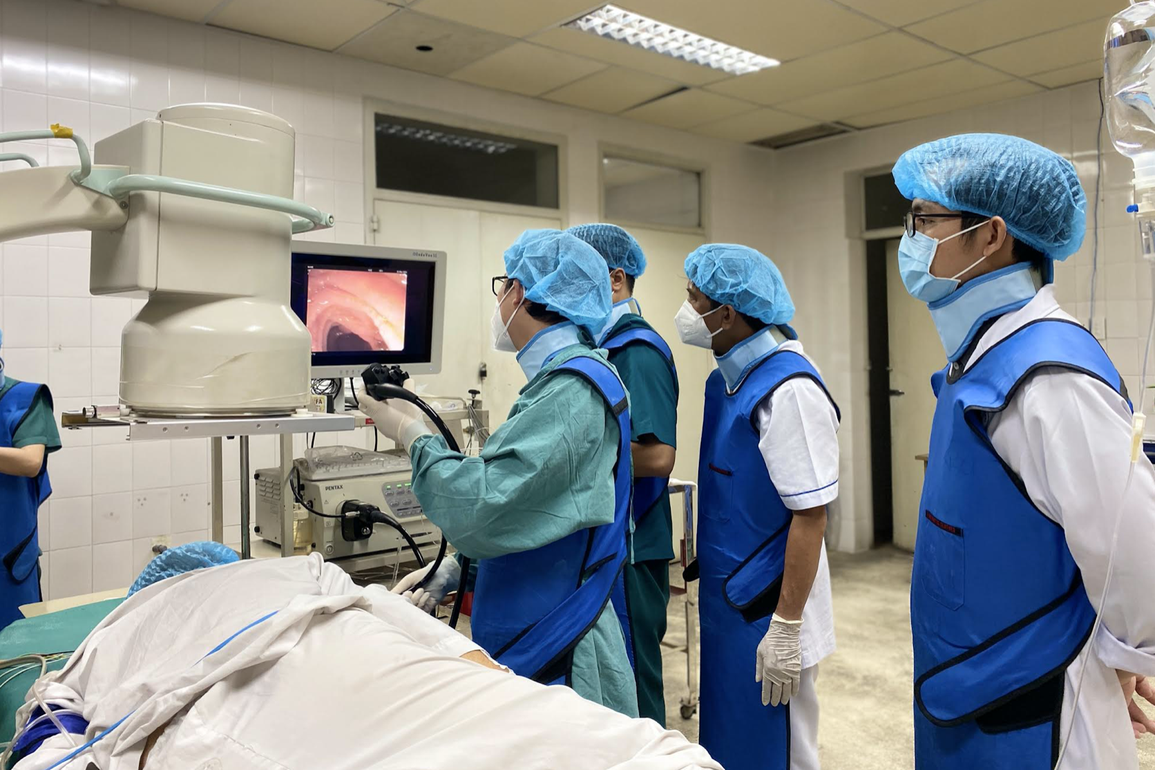 Đau bụng và đau lưng dữ dội, 2 bệnh nhân lâm nguy vì sỏi nằm trong chỗ hiểm - 1 Đau bụng và đau lưng dữ dội, 2 bệnh nhân lâm nguy vì sỏi nằm trong chỗ hiểm - 1