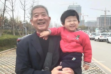 Hi hữu: Cặp vợ chồng Trung Quốc lập kỷ lục sinh đẻ ở tuổi gần 70