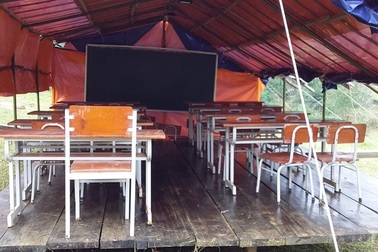 Cô trò vùng sạt lở dựng lán giữa rừng làm lớp học tạm để theo đuổi con chữ