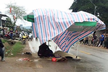 Đâm vào máy múc, chồng tử vong vợ nguy kịch