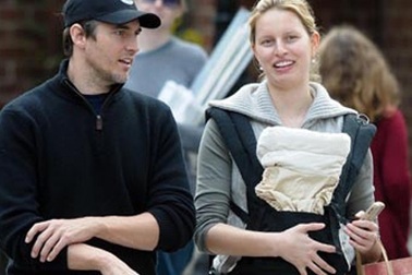 Karolina Kurkova dạo phố cùng em bé mới sinh