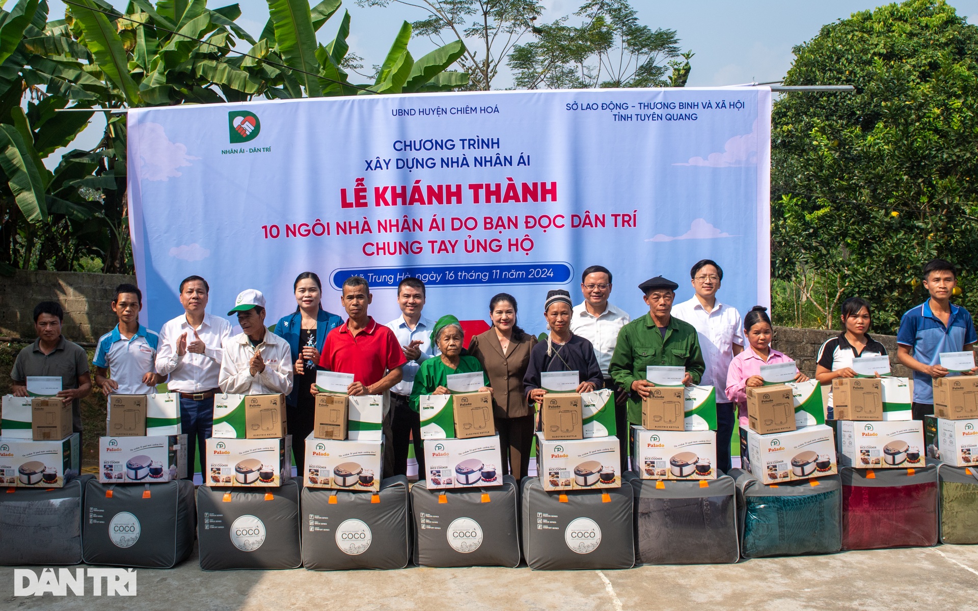 Thứ trưởng Nguyễn Thị Hà khánh thành 10 ngôi nhà Nhân ái tại Tuyên Quang - 10 Thứ trưởng Nguyễn Thị Hà khánh thành 10 ngôi nhà Nhân ái tại Tuyên Quang - 10