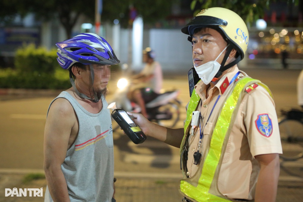 Tài xế vi phạm nồng độ cồn ở TPHCM: Thấy CSGT là sợ, phải bỏ chạy - 1 Tài xế vi phạm nồng độ cồn ở TPHCM: Thấy CSGT là sợ, phải bỏ chạy - 1