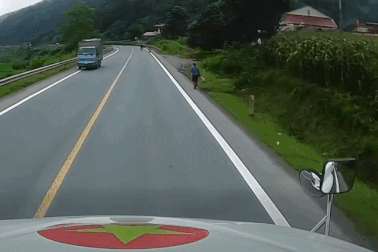 Vượt bất cẩn trên đường đèo, cô gái đi xe máy ngã lao vào đầu xe container