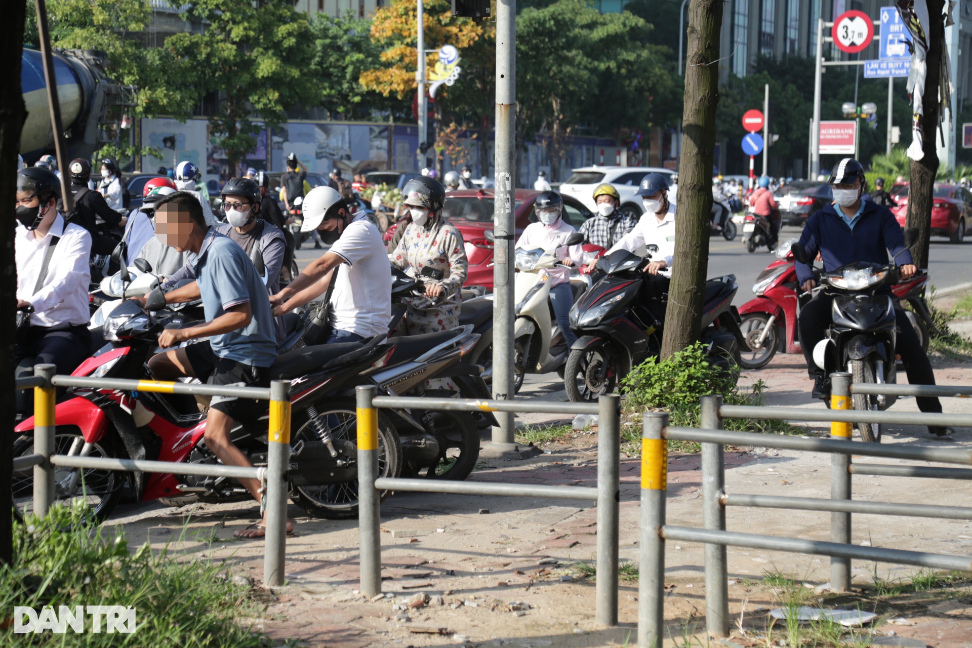 Dòng xe máy nối đuôi nhau đi ngược chiều đường ở Hà Nội - 7 Dòng xe máy nối đuôi nhau đi ngược chiều đường ở Hà Nội - 7