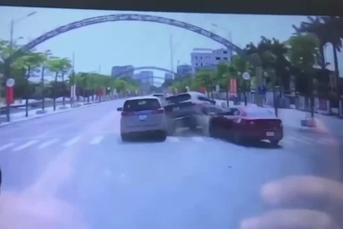 Xe Mazda3 vào cua ẩu khiến ô tô Hyundai "rụng" lốp dự phòng