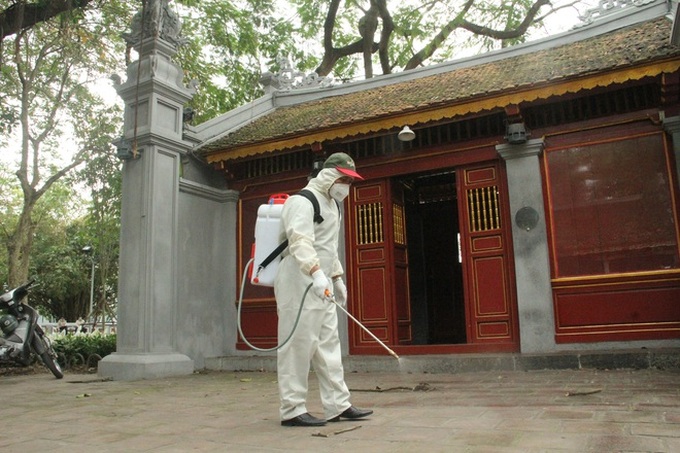 Hà Nội tiến hành tiêu độc khử trùng các khu di tích để đảm bảo an toàn cho du khách giữa mùa dịch Covid-19 - Ảnh 14. Hà Nội tiến hành tiêu độc khử trùng các khu di tích để đảm bảo an toàn cho du khách giữa mùa dịch Covid-19 - Ảnh 14.