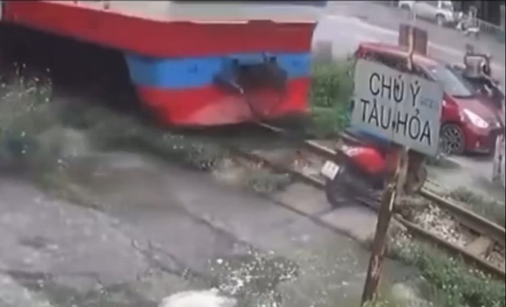 Băng qua đường tàu như tự sát - 1 Băng qua đường tàu như tự sát - 1