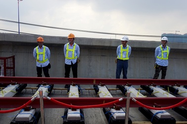 Cận cảnh lắp đặt đường ray tuyến metro đầu tiên ở TPHCM