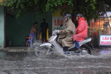 Dải hội tụ nhiệt đới nối với bão Kalmaegi gây mưa lớn ở TPHCM