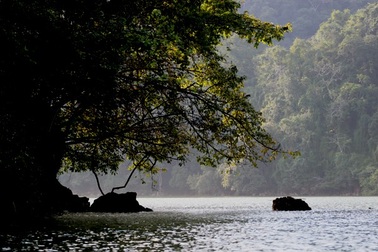 Ba Bể đẹp mơ màng hiếm có giữa núi rừng Đông Bắc