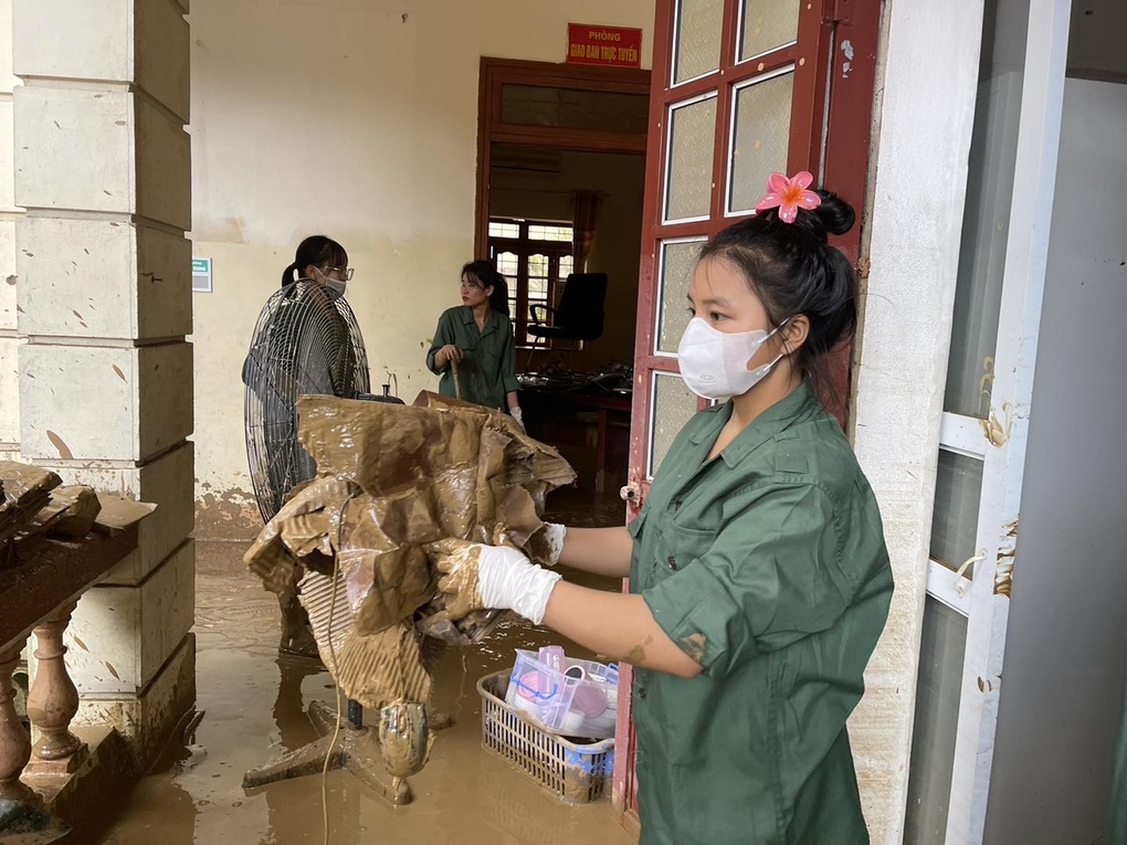Bệnh viện cấp cứu nạn nhân vụ lũ quét ở Lào Cai ngập trong bùn - 2 Bệnh viện cấp cứu nạn nhân vụ lũ quét ở Lào Cai ngập trong bùn - 2