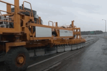 Tròn mắt xem xe chuyên dụng dịch chuyển dải phân cách "nhẹ tựa lông hồng"