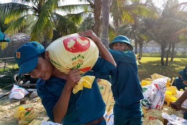 Hàng trăm người “ứng cứu” bờ biển Cửa Đại bị sóng lớn đánh sạt