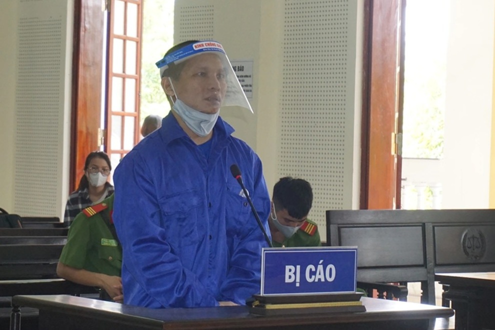 Mẹ con chủ quán bi-a lĩnh trận mưa dao của tên trộm trốn trong nhà tắm - 1 Mẹ con chủ quán bi-a lĩnh trận mưa dao của tên trộm trốn trong nhà tắm - 1