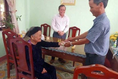 Mẹ Việt Nam Anh hùng 94 tuổi hai lần ủng hộ tiền chống dịch