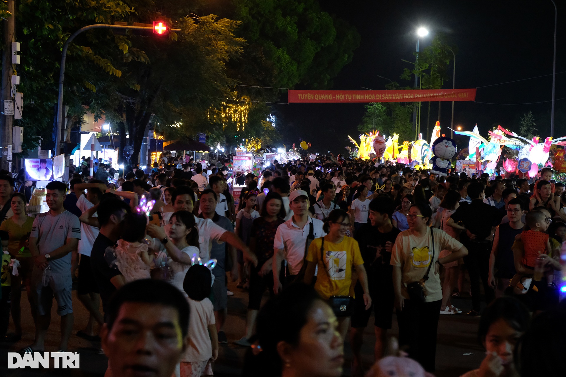 Hàng vạn người xuống phố rước đèn Trung thu khổng lồ ở Tuyên Quang - 13 Hàng vạn người xuống phố rước đèn Trung thu khổng lồ ở Tuyên Quang - 13