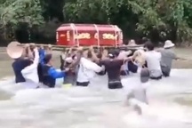 Hàng chục người khiêng quan tài nạn nhân đuối nước qua suối lũ an táng