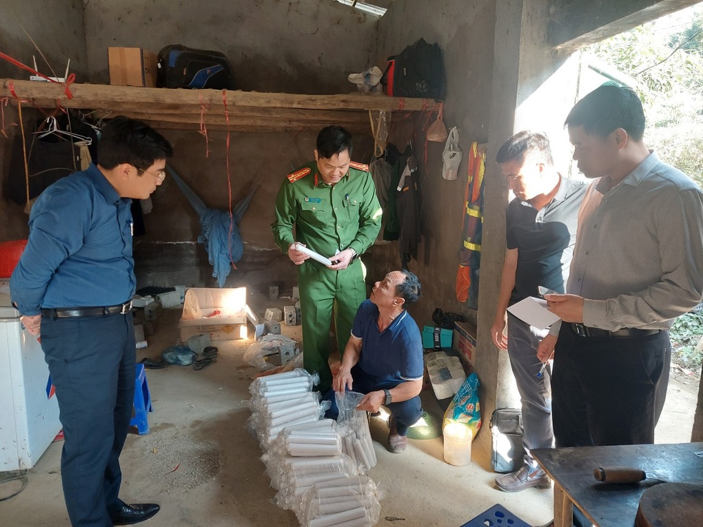 Giám đốc công ty tàng trữ gần một tạ thuốc nổ cùng hàng trăm kíp điện - 1 Giám đốc công ty tàng trữ gần một tạ thuốc nổ cùng hàng trăm kíp điện - 1