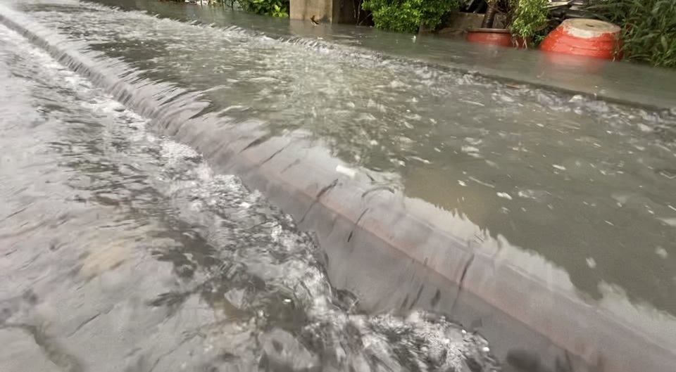 TPHCM: Mưa như trút, nước cuốn trôi xe đạp học sinh giờ tan trường - 5