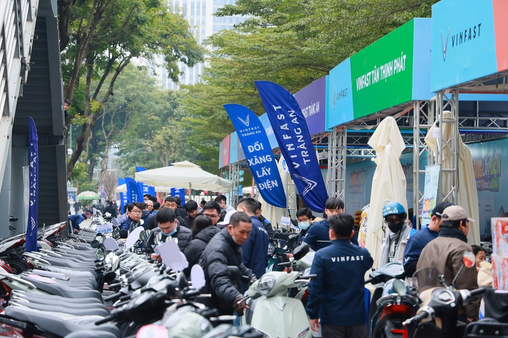 Chuỗi sự kiện “Đổi xăng lấy điện”: Nhiều người chọn xe máy điện VinFast - 1 Chuỗi sự kiện “Đổi xăng lấy điện”: Nhiều người chọn xe máy điện VinFast - 1