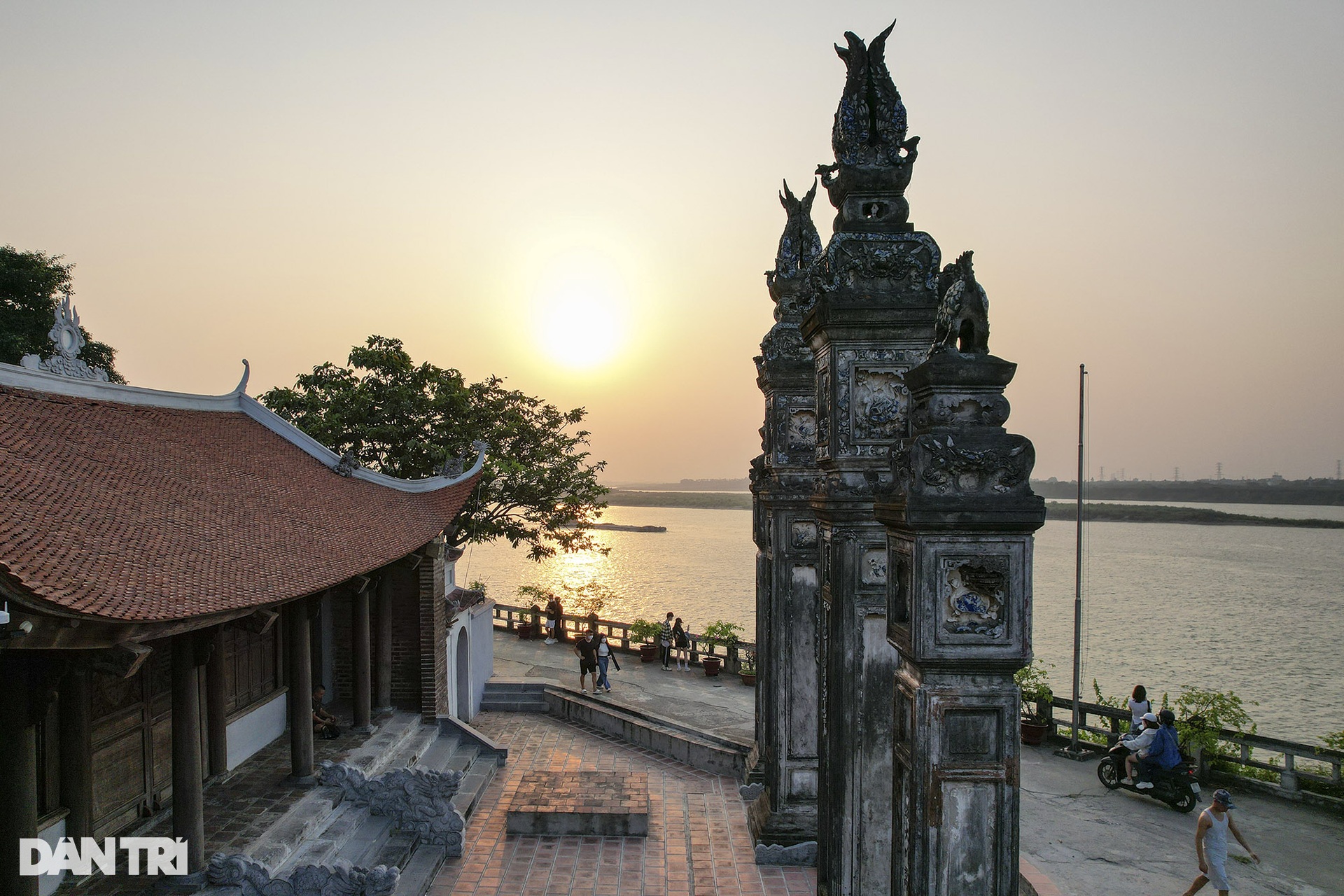 Mặc nắng nóng, giới trẻ đổ xô đi ngắm hoàng hôn ven bờ sông Hồng - 1 Mặc nắng nóng, giới trẻ đổ xô đi ngắm hoàng hôn ven bờ sông Hồng - 1
