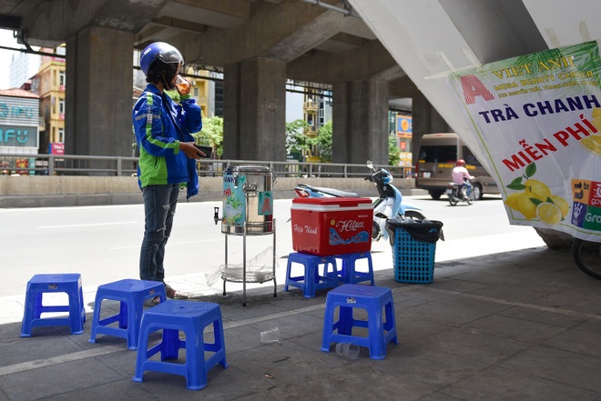 Hà Nội: Mát lòng trà chanh đá miễn phí giữa ngày nắng đỉnh điểm - 5 Hà Nội: Mát lòng trà chanh đá miễn phí giữa ngày nắng đỉnh điểm - 5