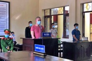 30 tháng tù cho kẻ ăn nhậu rồi đánh thành viên chốt kiểm dịch Covid-19