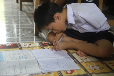 Cảm phục cậu bé 8 tuổi viết chữ bằng chân