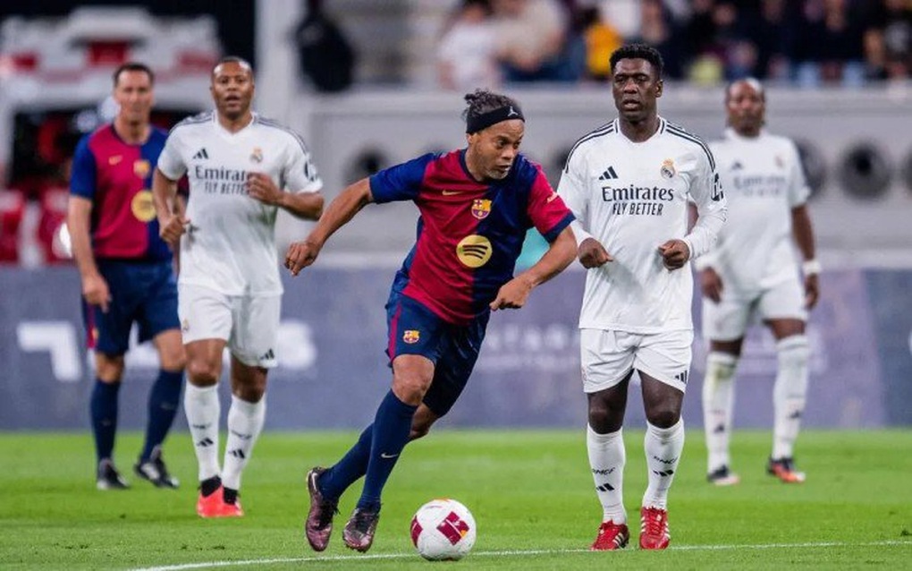 Ronaldinho gây sốt với pha sút phạt thần sầu, khiến CĐV thán phục - 2