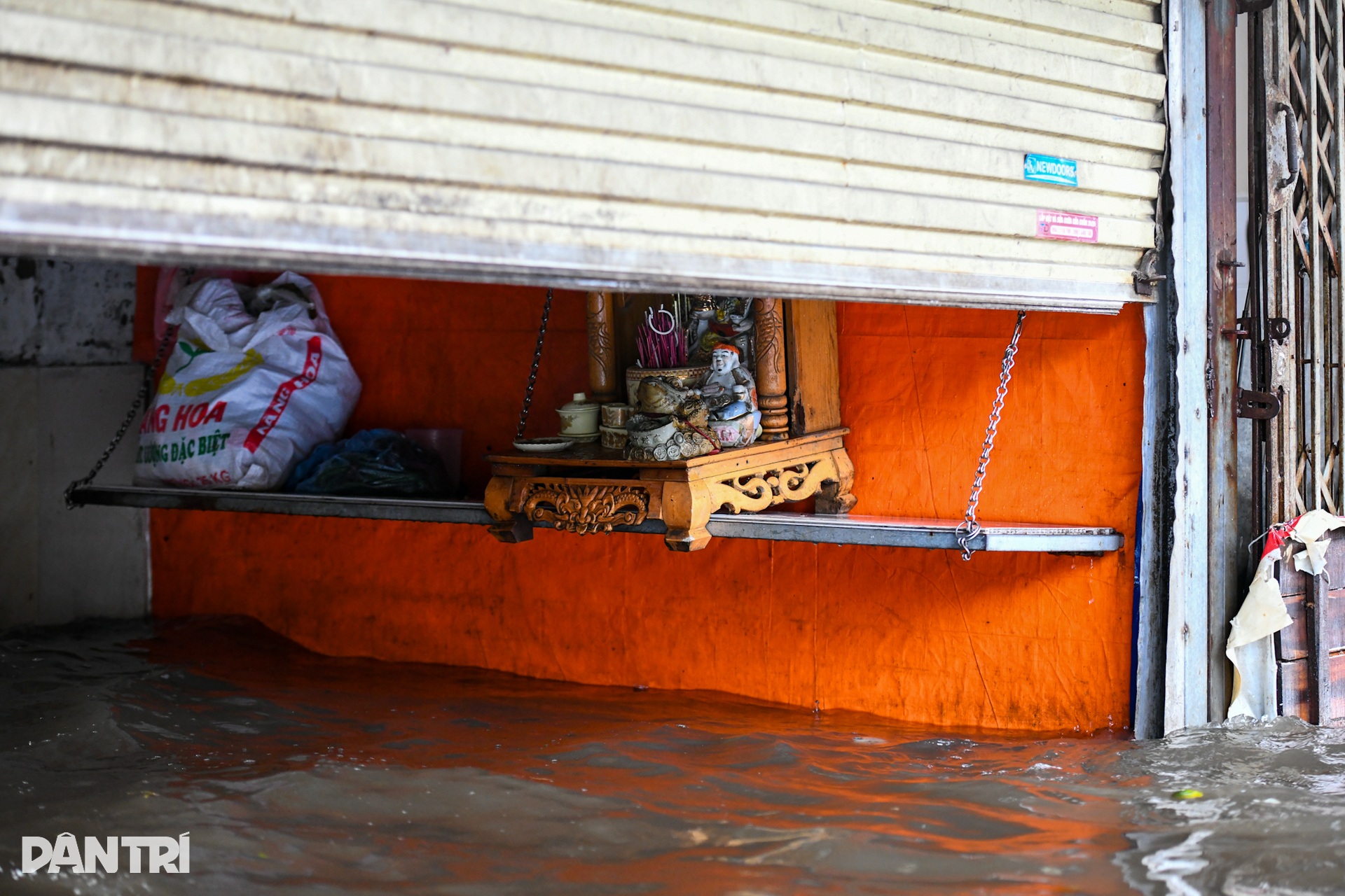 Xóm ung thư ở Hà Nội ngập sâu, bệnh nhân lội nước đi xin ngủ nhờ - 14 Xóm ung thư ở Hà Nội ngập sâu, bệnh nhân lội nước đi xin ngủ nhờ - 14