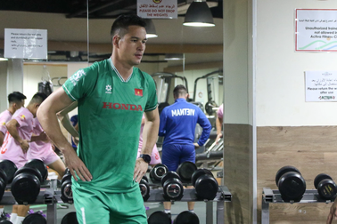 HLV Troussier nói lời đặc biệt với Nguyễn Filip, Hùng Dũng