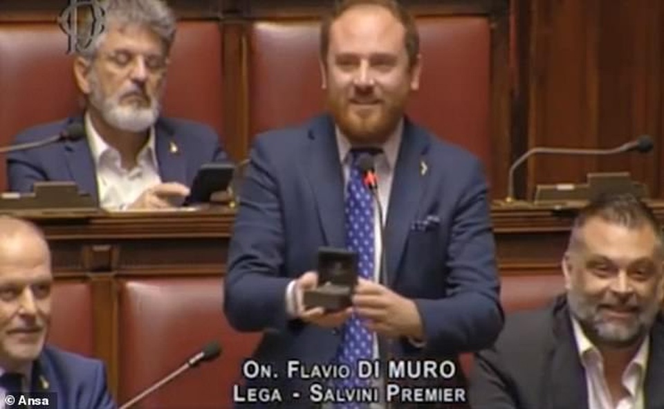 Nghị sĩ Italy bất ngờ cầu hôn bạn gái giữa phiên họp quốc hội - 1 Nghị sĩ Italy bất ngờ cầu hôn bạn gái giữa phiên họp quốc hội - 1